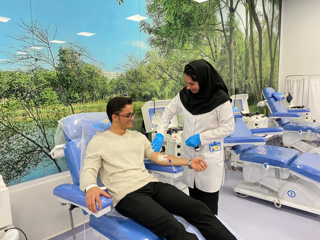 پرستار در حال پلاسماگیری